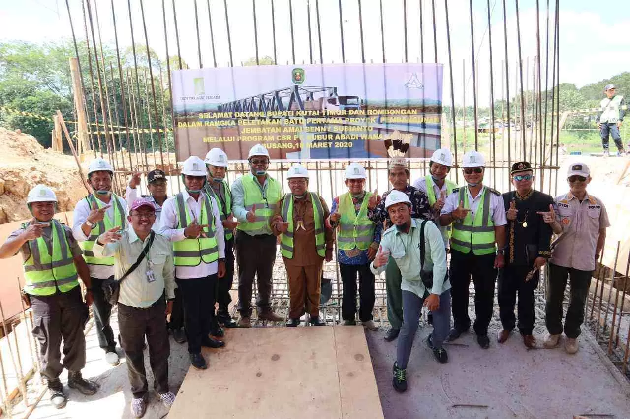 KEBERSAMAAN: Udai dilakukannya pengecoran perdana fondasi Abutmen Jembatan oleh Bupati Kutai Timur, IR. H, Ismunandar (tengah) dilanjutkan dengan berfoto bersama.