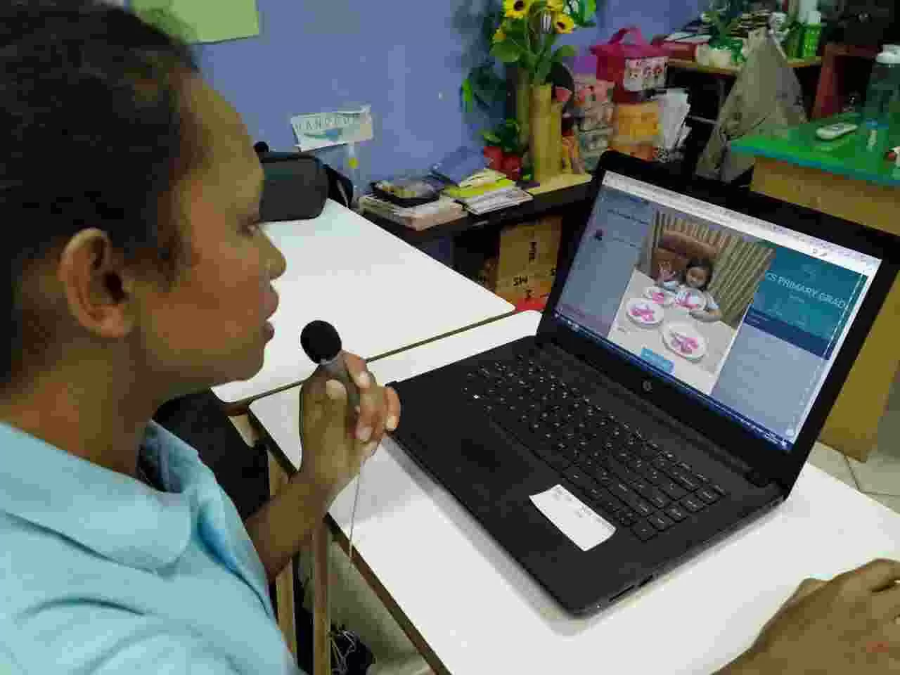 BERBASIS ONLINE: Salah seorang guru saat melakukan interaksi online bersama para murid dalam penerapan home learning program.