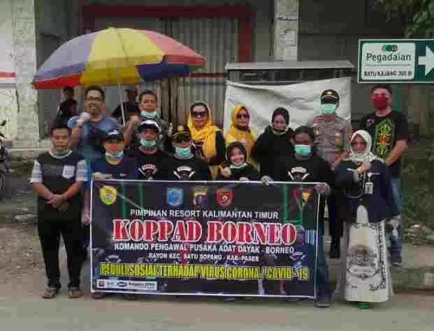 JAGA KEBERSIHAN: Aspiana bersama stakeholder di Kecamatan Batu Sopang saat menggelar aksi sosial bagi masker di Batu Kajang, Kamis (26/3).