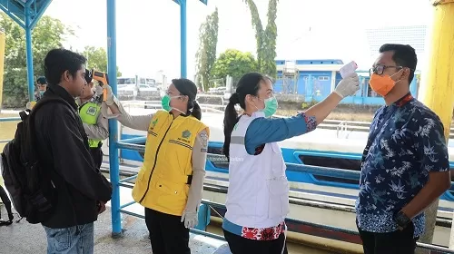 KEWASPADAAN : Gugus tugas antisipasi penyebaran COVID-19 Kaltara saat melakukan pemeriksaan kepada penumpang armada speedboat reguler di Pelabuhan Kayan II Tanjung Selor, Kamis (19/3).