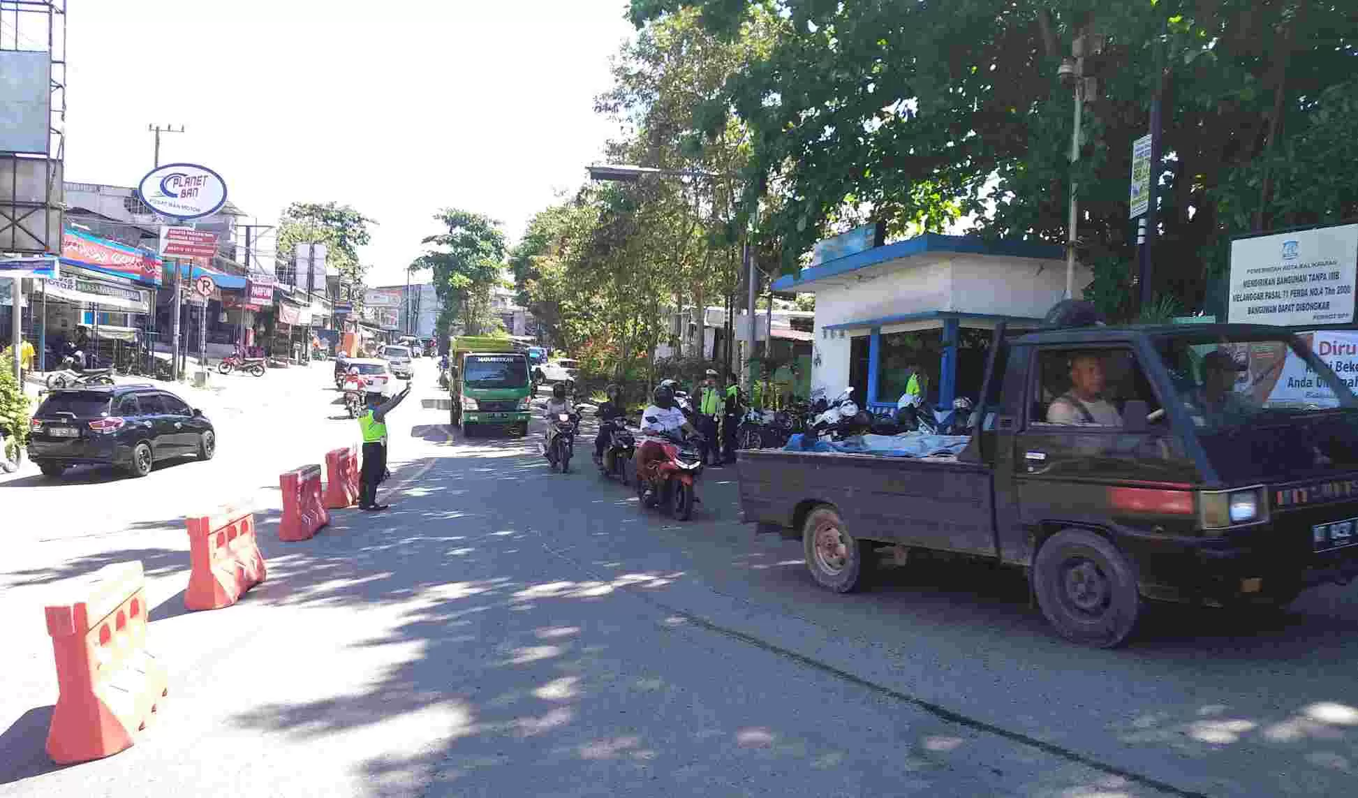 Penutupan jalan di simpang tiga Pasar Buton berlaku mulai Jumat (3/4) pagi. (foto-foto: wawan/prokal)