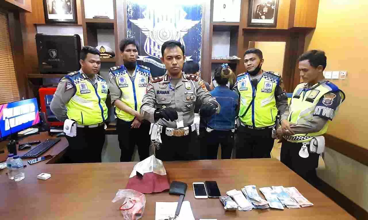 Kasatlantas Polresta Balikpapan Kompol Irawan Setyono menunjukkan barang bukti.