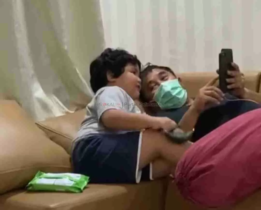 Wali Kota Rizal Effendi bermain bersama sang cucu,  Davindi. Video itu ia posting di akun Instagramnya.