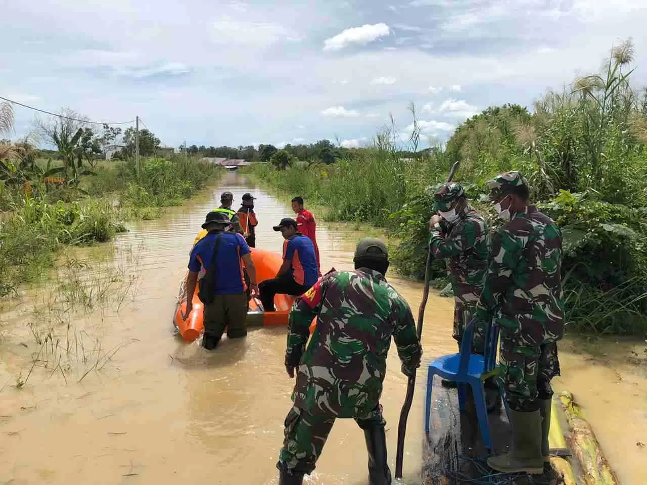 LUAPAN SUNGAI KANDILO: Personel Koramil Tanah Grogot saat meninjau lokasi banjir di Desa Pepara dan Sungai Tuak,  Kecamatan Tanah Grogot yang terendam banjir, Kamis (9/4).