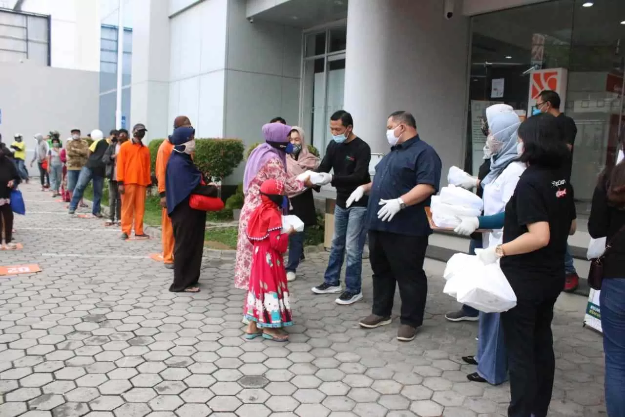 Bintara menyerahkan takjil kepada masyarakat terdampak Covid - 19 di halaman kantor Cabang Utama BNI Balikpapan Jl Jendral Sudirman, Sabtu (2/5).