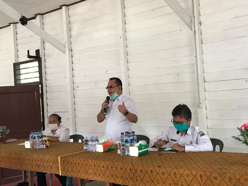 SAMPAIKAN : Pj. Sekretaris Daerah Stephanus Madang (berdiri) memberikan arahan kepada tim verivikasi data penduduk terdampak Covid - 19 di Balai Pertemuan Umum (BPU) Ujoh Bilang, belum lama ini.
