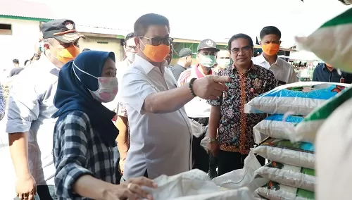 STOK AMAN : Gubernur Kaltara, Dr H Irianto Lambrie meninjau Pasar Induk Tanjung Selor belum lama ini.