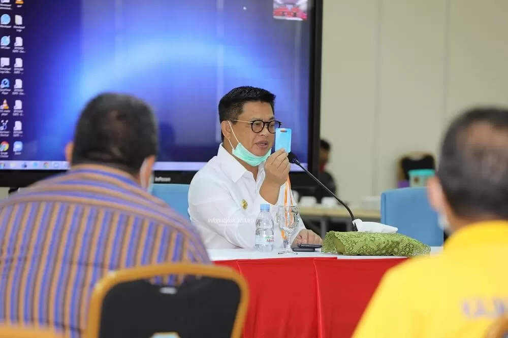 RAPAT TERBATAS : Gubernur Kaltara, Dr H Irianto Lambrie memimpin rapat terbatas di Gedung Gadis, Jumat (3/4) lalu.