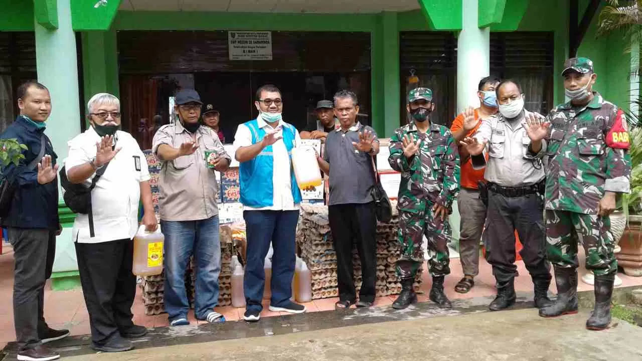 PLN PEDULI: Yuliandra Syahrial Nurdin (keempat kiri) bersama tim menyerahkan paket sembako yang diterimakan langsung oleh pihak Kelurahan dan Kecamatan Samarinda Utara.