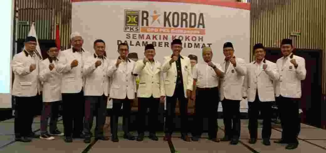 Pengurus DPD PKS Kota Balikpapan berfoto bersama denganKetua DPW PKS Kaltim (tengah) Harun Al-Rasyid SH, Al Hafidz (samping kiri), dan Ketua DPD PKS Kota Balikpapan H Sonhaji.