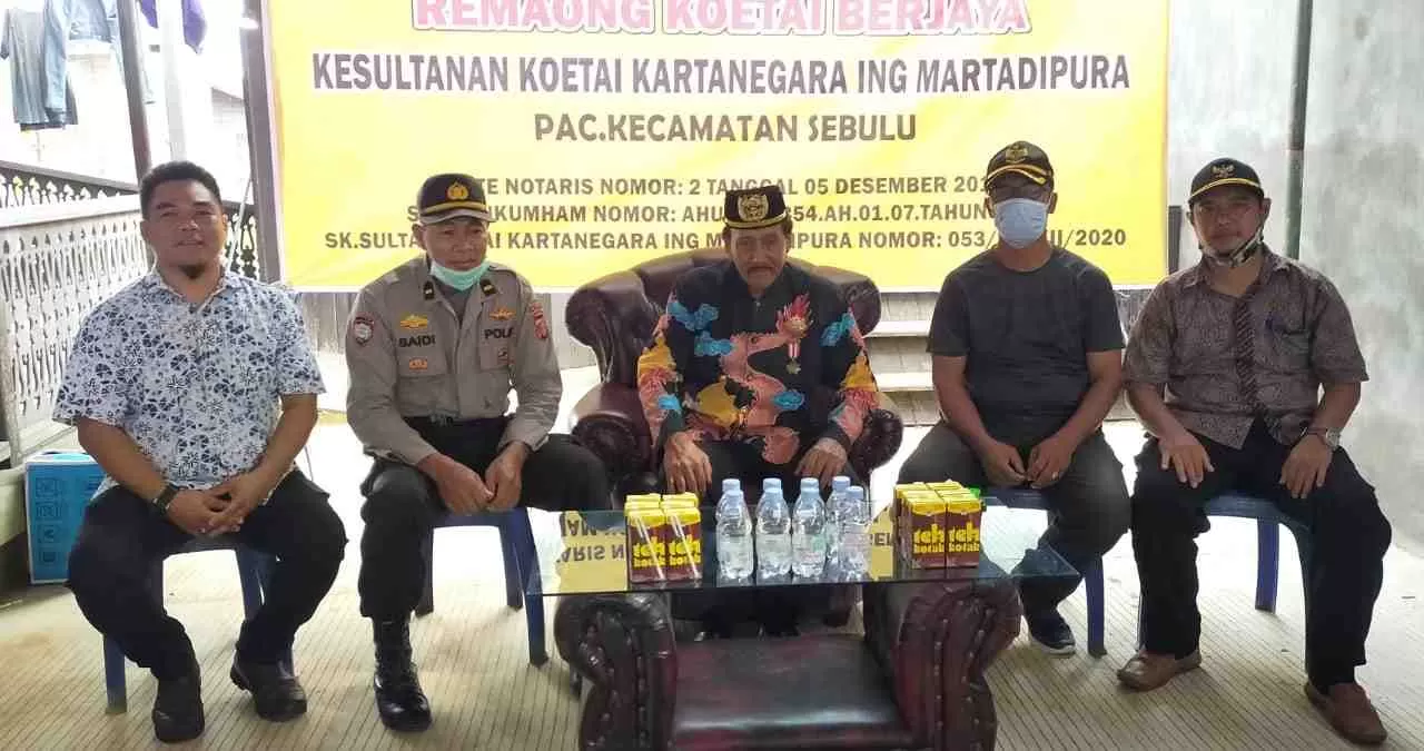 PEDULI. Sutan Kutai Kutai Kartanegara Ing Martadipura, Aji Muhammad Arifin (tengah) bersama jajaran Muspika Sebulu.