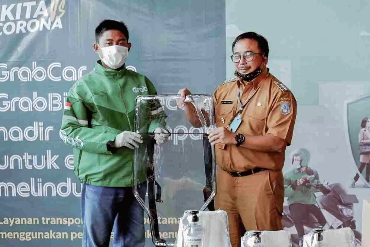 Wali Kota Balikpapan Rizal Effendi (kanan) menerima alat pelindung meminimalisir penyebaran covid-19.