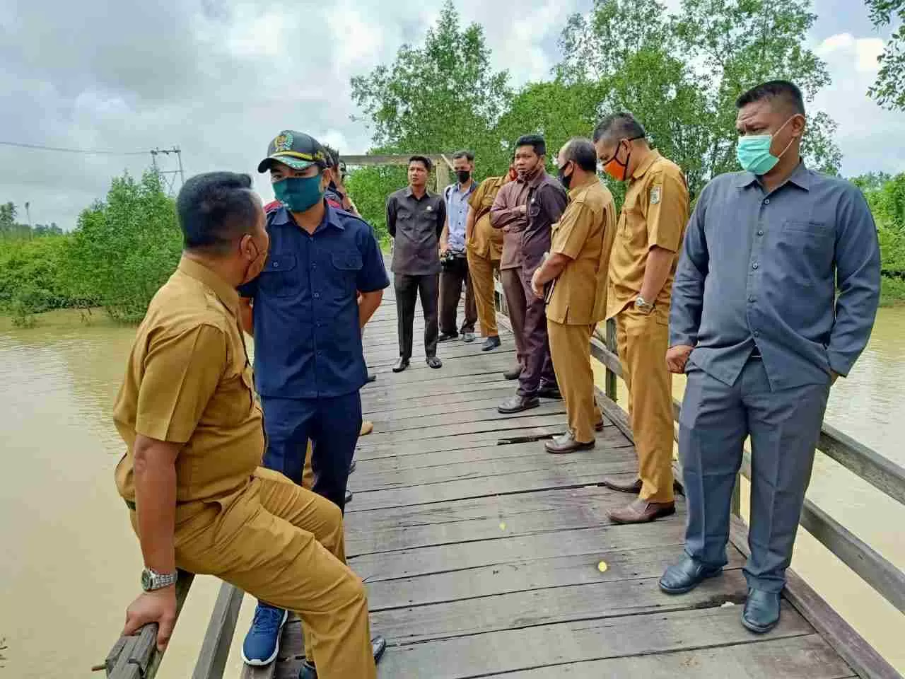 KROSCEK LAPANGAN: Komisi III DPRD Paser meninjau progres pembangunan Jembatan di Desa Pulau Rantau, Kecamatan Tanah Grogot yang tahun ini akan dilanjutkan pembangunan.