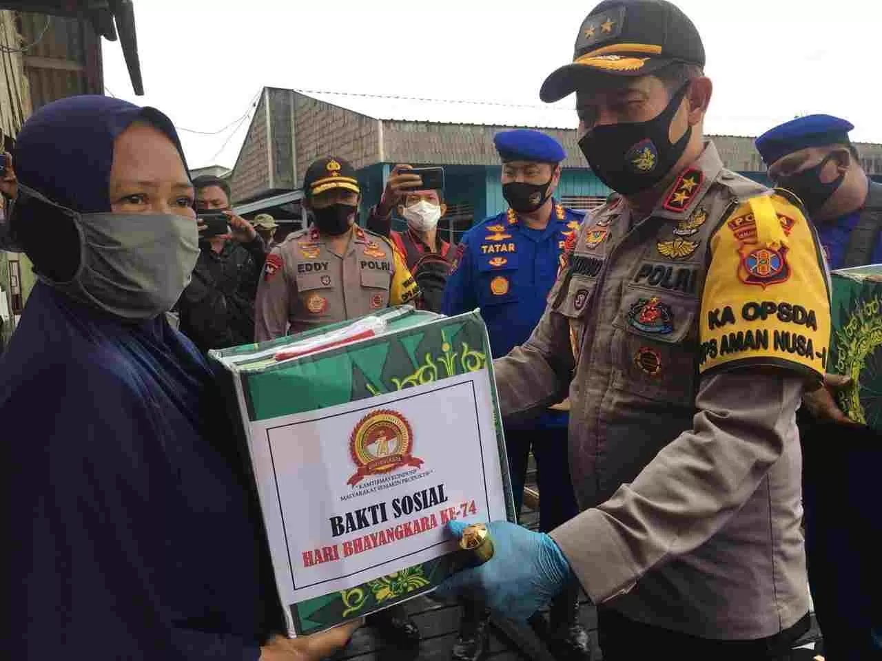 Kapolda Kaltim Irjend Pol Muktiono menyerahkan paket bantuan kepada salah satu warga.