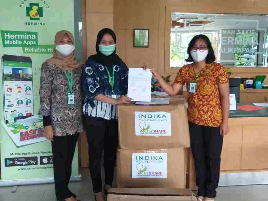 Perwakilan RS Hermina Balikpapan saat menerima bantuan donasi APD dari pihak swasta yang disalurkan melalui doctorSHARE.