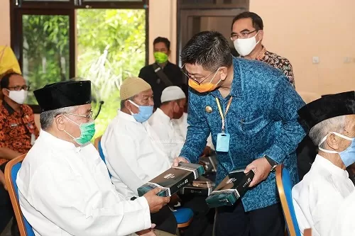 HARI LANJUT USIA : Gubernur Kaltara, Dr H Irianto Lambrie saat membagikan bingkisan sarung kepada warga lansia yang dirawat di PSTW Marga Rahayu dalam rangka peringat HLUN 2020, Kamis (28/5).