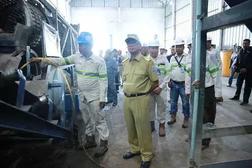 KETENAGAKERJAAN : Gubernur Kaltara, Dr H Irianto Lambrie saat mengunjungi fasilitas pembangkit listrik milik PT SAS pada 2016 lalu.
