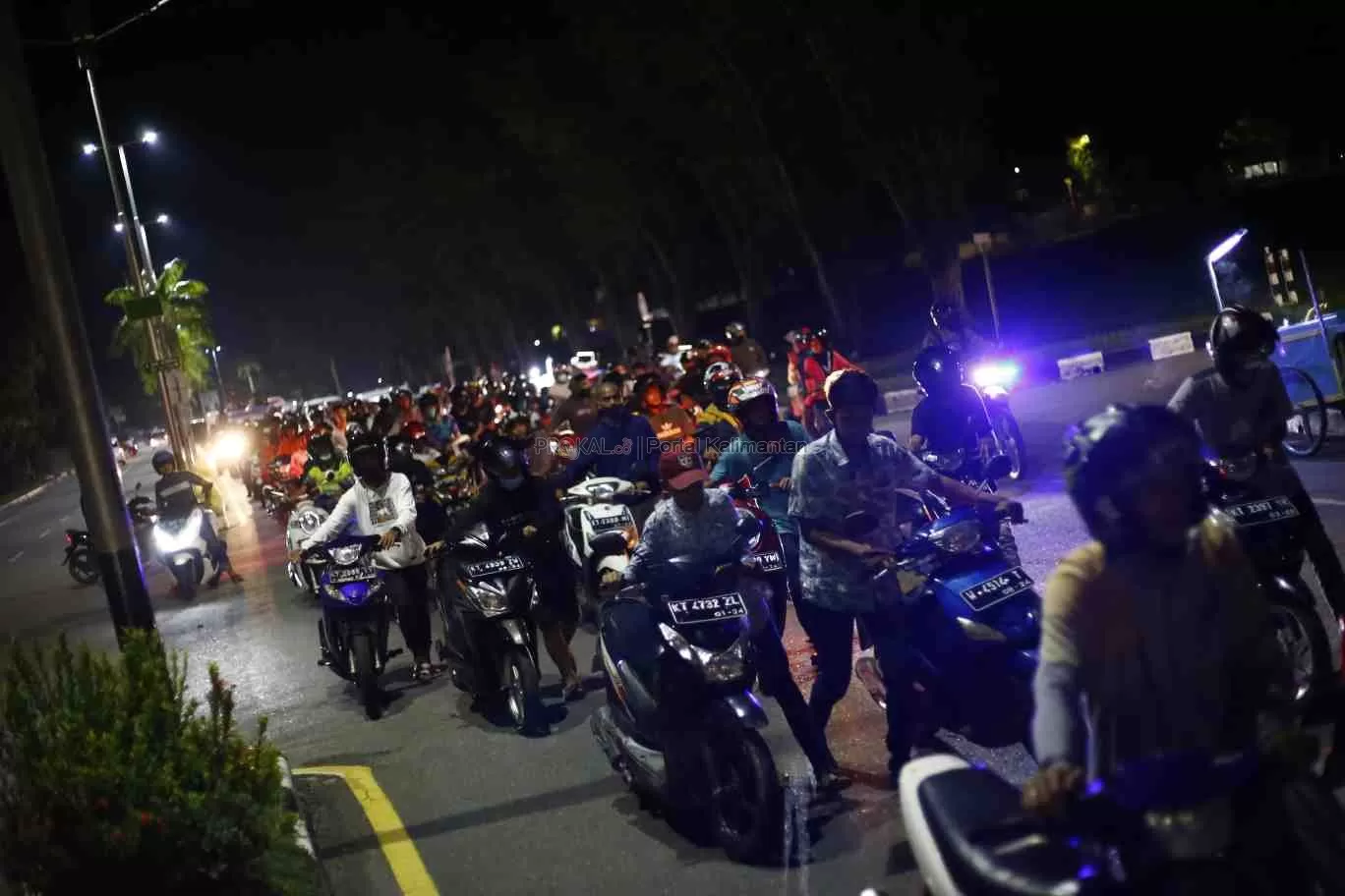 Muda-mudi terjaring razia balapan liar di Melawai mendorong motor massal ke Mapolresta Balikpapan.