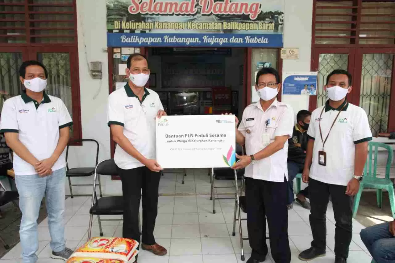 Corporate Social Responsibility (CSR) PLN kembali menyalurkan bantuan kepada warga terdampak covid-19 di lingkungan Kelurahan Kariangau, Rabu (29/7).
