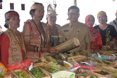 POTENSI : Gubernur Kaltara, Dr H Irianto Lambrie berfoto bersama masyarakat adat dan beragam penganan tradisional yang dibuat dari sayur dan rempah-rempah endemis Kaltara. Foto diabadikan Agustus 2014.