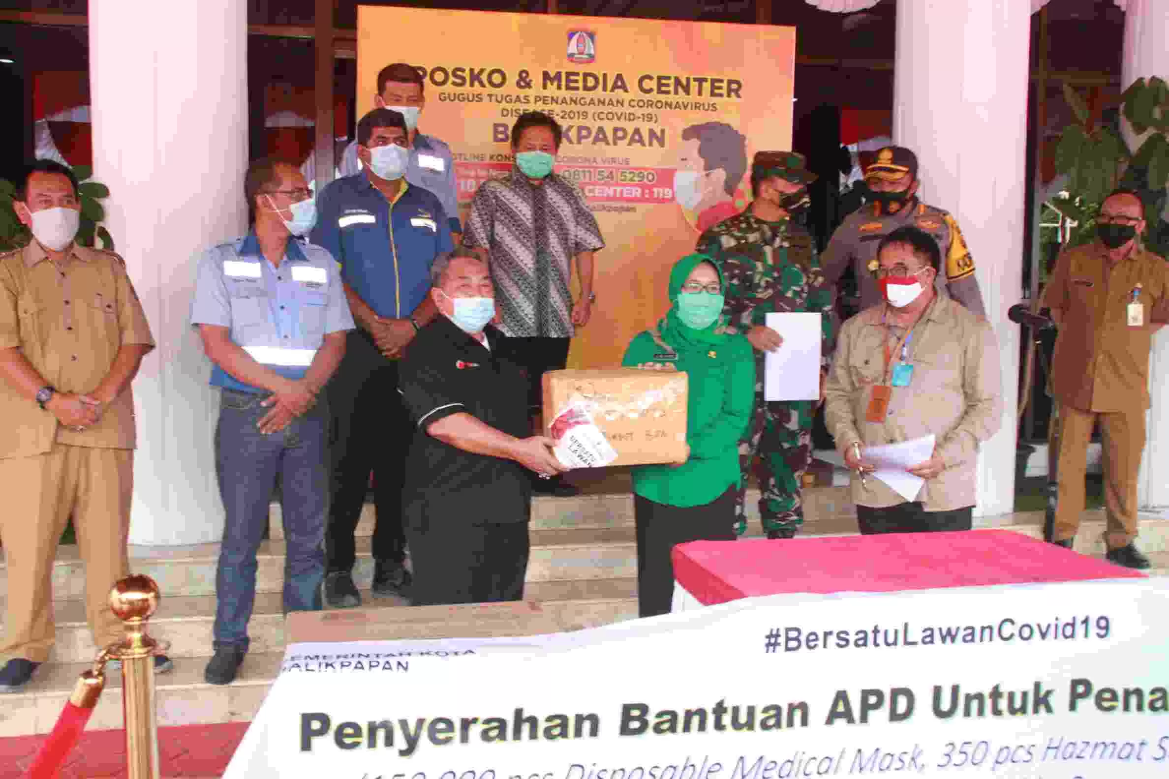 UNTUK PARA MEDIS: dr Andi Sri Juliarty menerima bantuan APD secara simbolis dari salah satu perwakilan Bayan Group, H Syahbudin Noor.