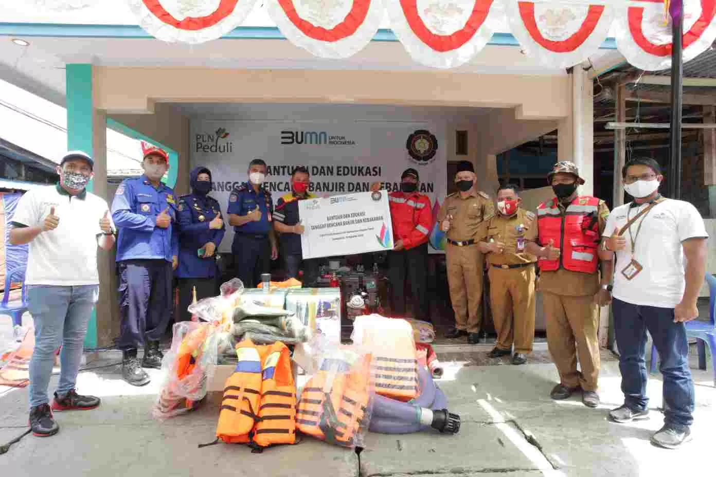 TANGGAP: PLN UIP Kalbagtim menyalurkan bantuan dan memberikan edukasi kepada relawan bencana banjir dan kebakaran di Kelurahan Sidodadi, Samarinda kemarin.