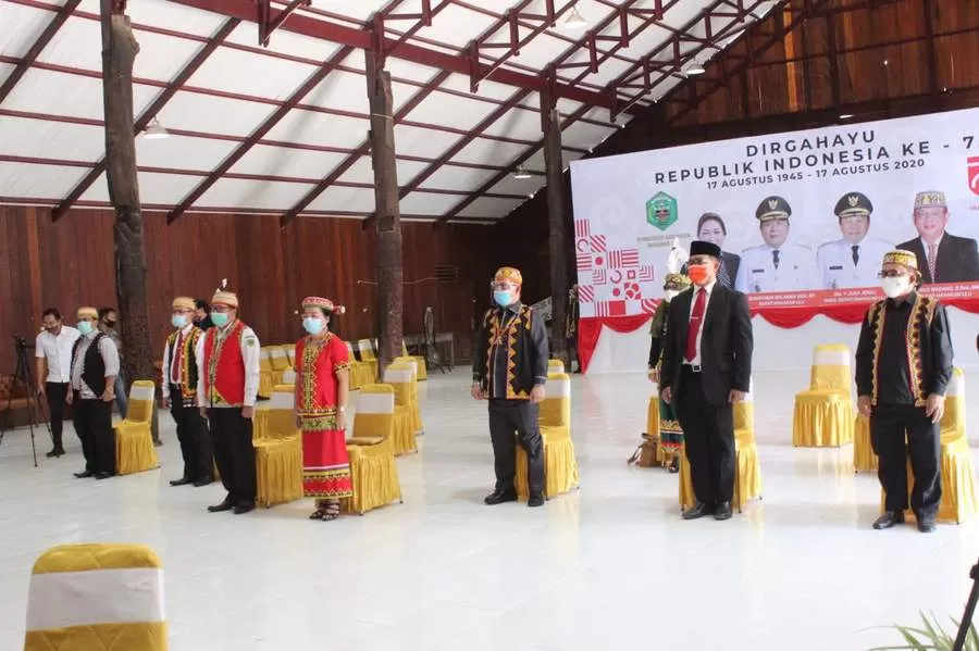 SERENTAK: Wabup Y Juan Jenau (lima kanan) mengikuti upacara HUT ke 75 RI secara virtual dari Istana Negara. HUMAS MAHULU