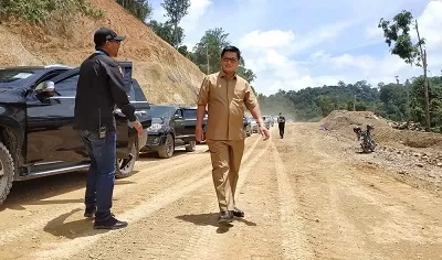 JALAN PERBATASAN : Gubernur Kaltara, Dr H Irianto Lambrie saat meninjau salah satu jalan perbatasan di Kaltara pada 14 Oktober 2018.
