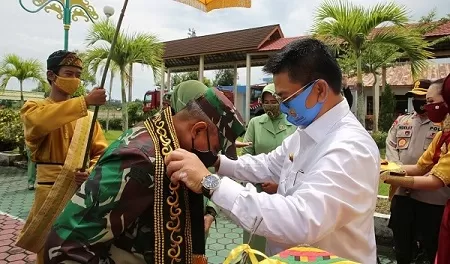 PANGDAM BARU : Gubernur Kaltara, Dr H Irianto Lambrie saat menyambut Pangdam VI/Mulawarman yang baru, Mayjen TNI Heri Wiranto di Tarakan, Rabu (12/8).