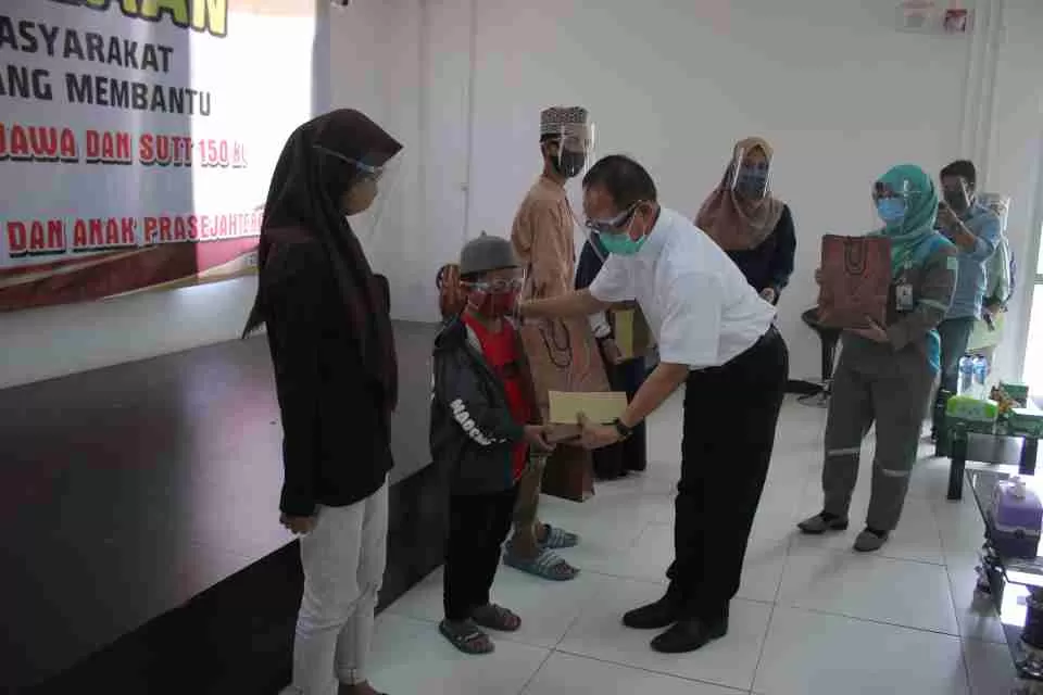 APRESIASI: Makmur Marzuki menyerahkan santunan kepada anak yatim dan prasejahtera dalam acara pemberian penghargaan kepada tokoh masyarakat yang membantu pembangunan PLTU Muara Jawa.