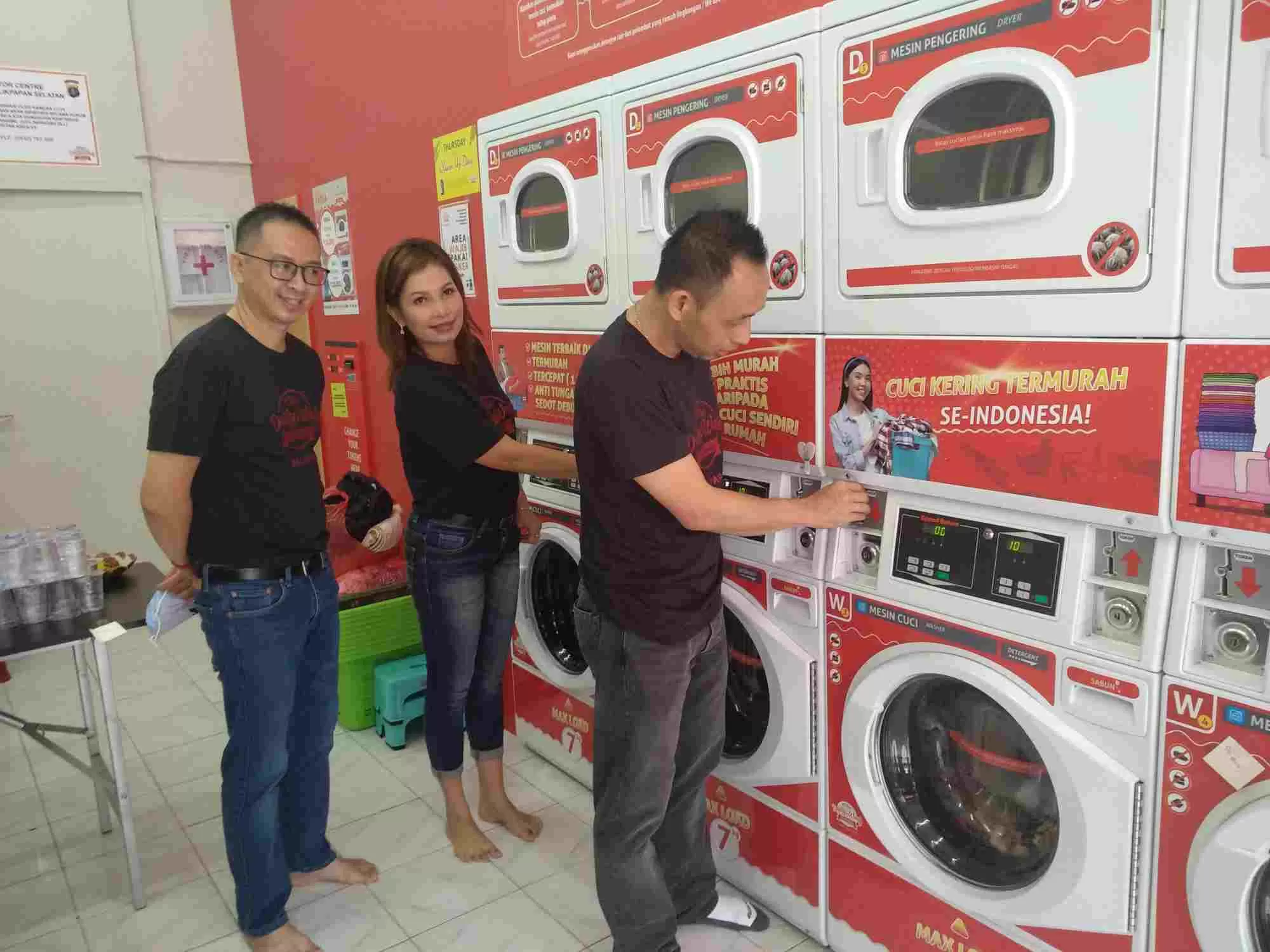 CEO Herlambang Prayitno (paling kiri) bersama mitra di Balikpapan sekaligus Owner The Daily Wash Balikpapan Agus Biyantoro dan istri Rika Ekayanti Sormin.