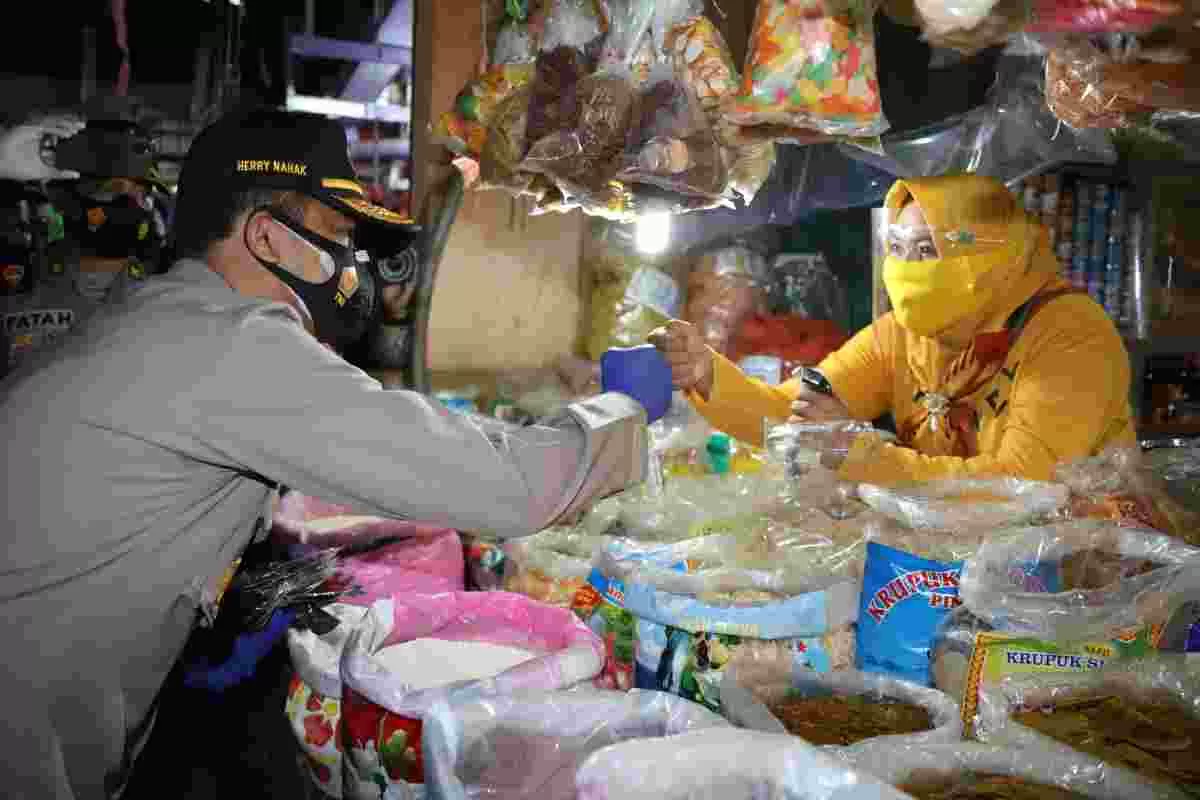 Kapolda Kaltim Irjen Pol Herry Rudolf Nahak memberikan masker ke pedagang di Pasar Balikpapan Permai.