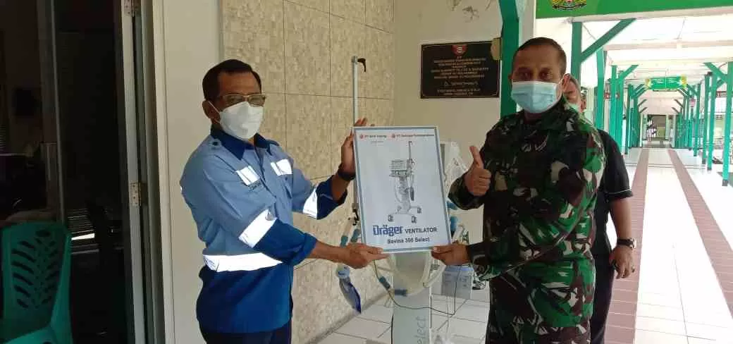 KEMBALI PEDULI COVID-19: Suhud Wahyudi mewakili PT Bayan Resources Tbk menyerahkan secara simbolis bantuan alat ventilator drager tipe Savina 300 select.