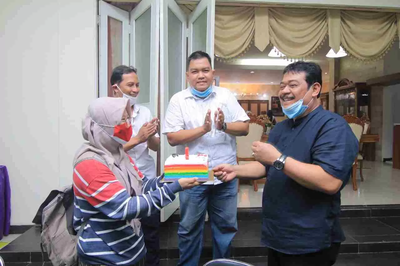 Wartawati PROKAL.co Riani Rahayu memberikan kue ulangtahun untuk Ketua DPRD Abdulloh didampingi redaktur PROKAL.co Wawan Lastiawan (belakang, kanan) dan Muhammad Ibrahim. (foto: fuad)