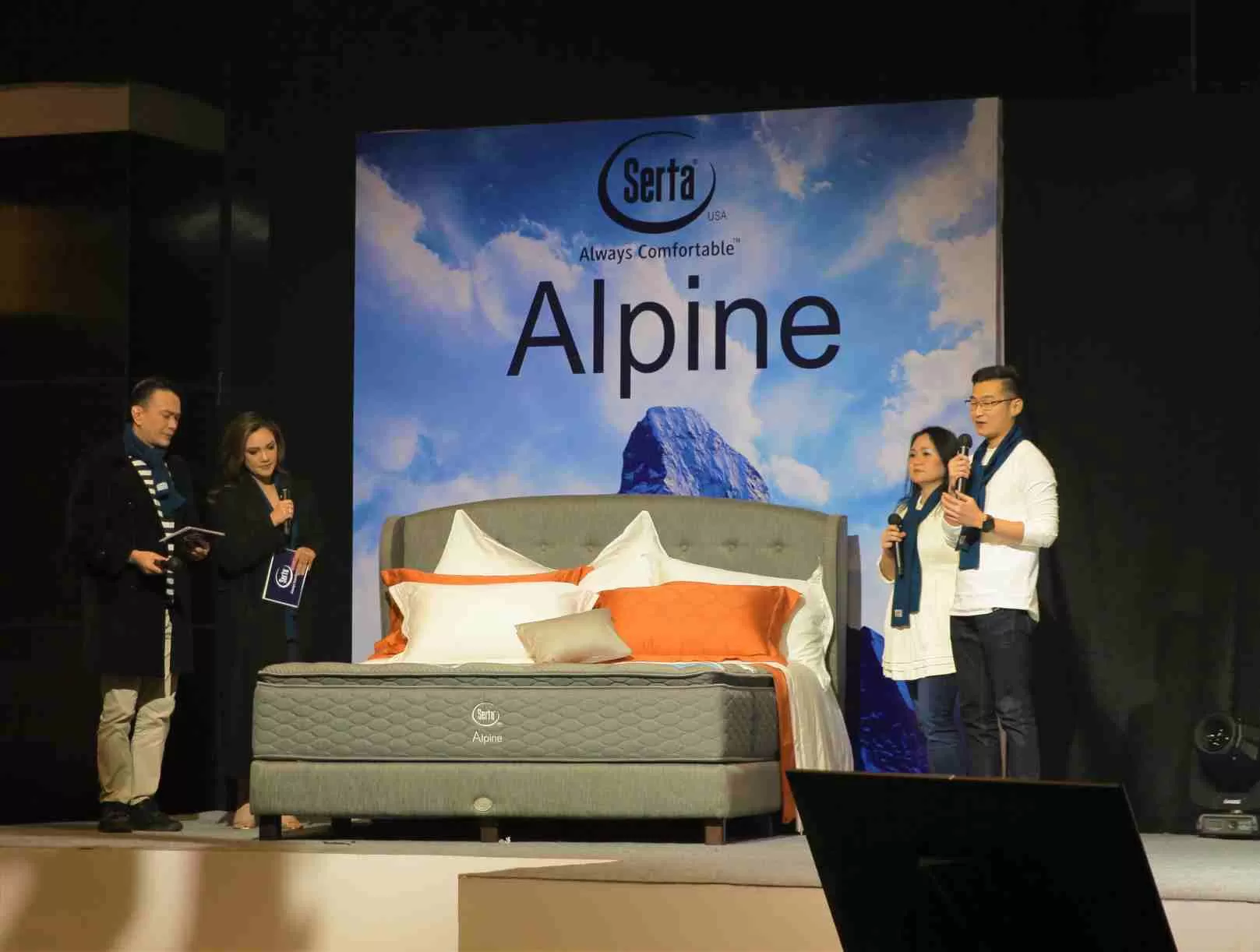 Brand Manager Serta® Rena Lesmana (kedua kanan) bersama Research and Development Head PT Duta Abadi Primantara (DAP) Chandra Kumala (kanan) saat memperkenalkan Matras Alpine® pada Virtual Launching koleksi matras terbaru.