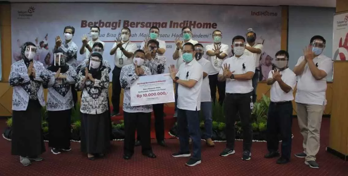 Telkom Regional VI Kalimantan Witel Balikpapan memberikan bantuan tunai kepada Guru Honorer PGRI Balikpapan.