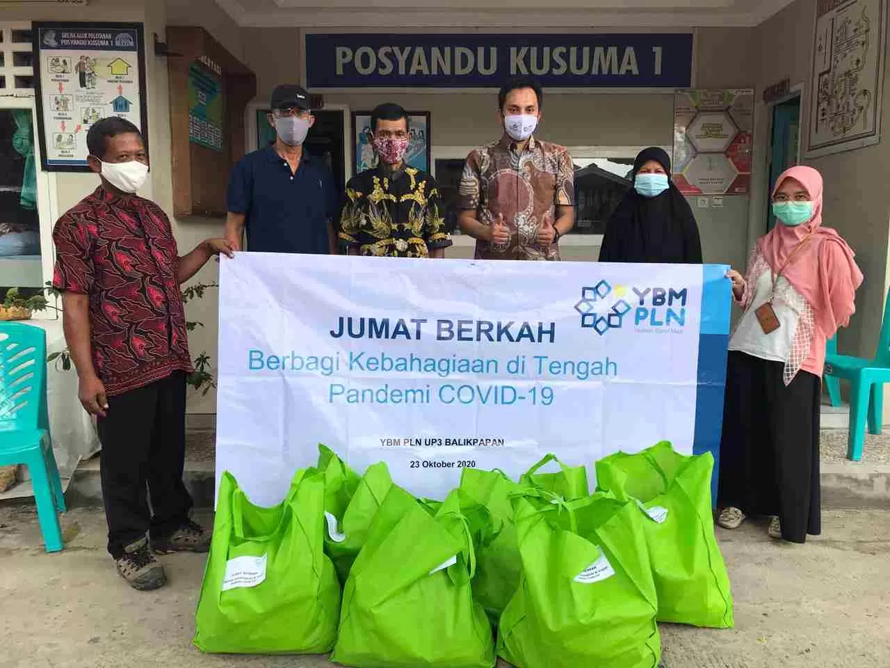 BENTUK KEPEDULIAN: Achmad Ariansyah (batik coklat) yang terjun langsung membagikan bantuan paket sembako ke rumah warga yang berada di RT 55 Kelurahan Sepinggan, Jumat (23/10).