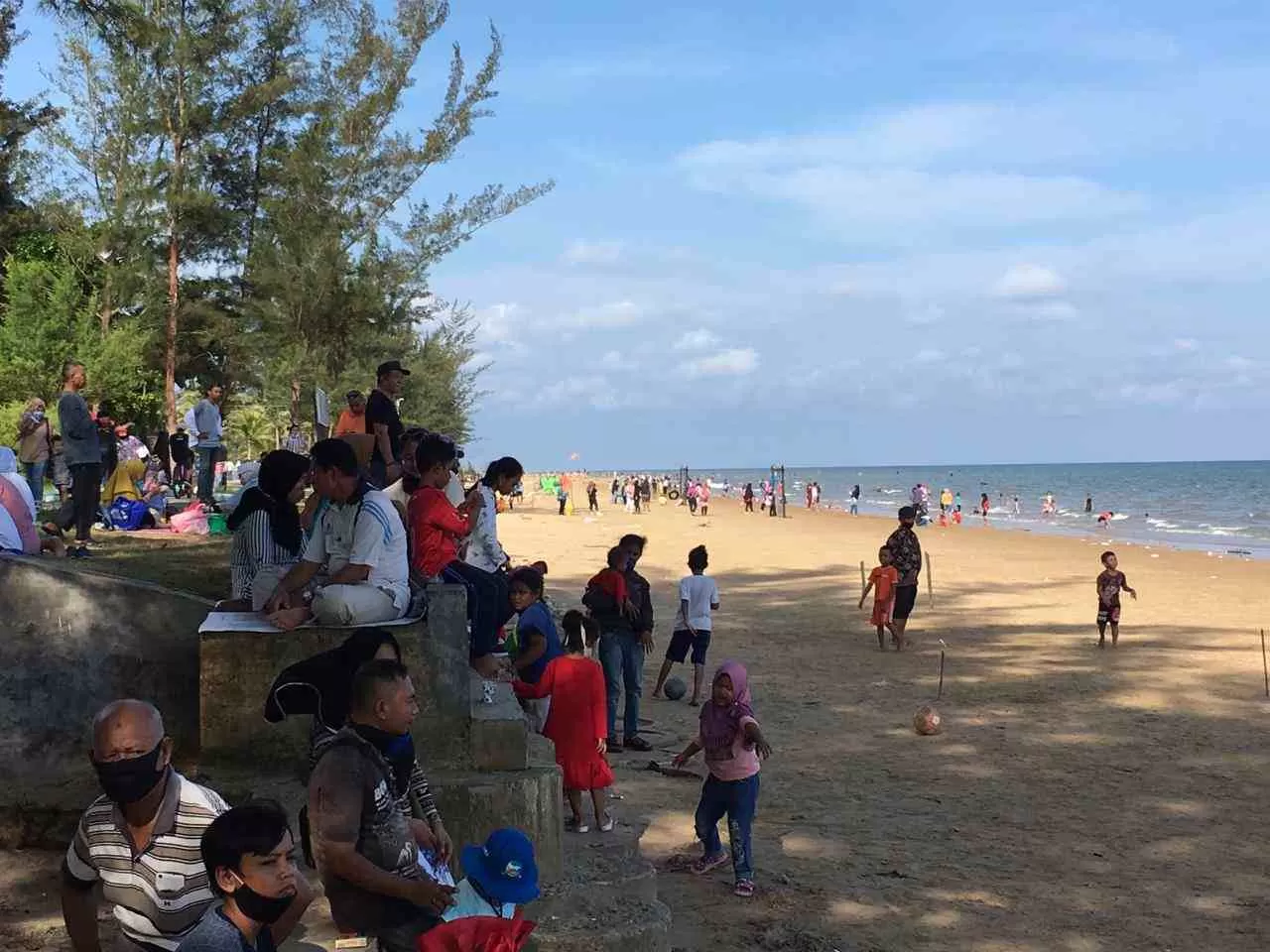 Suasana Pantai Manggar pada Minggu (25/10) tetap buka dan ramai dikunjungi.