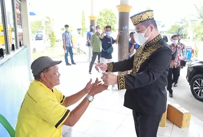 PROTOKOL KESEHATAN : Pjs Gubernur Kaltara, Teguh Setyabudi saat memantau dan membagikan masker kepada petugas Pelabuhan Speedboat Reguler di Tanjung Selor, Rabu (28/10).