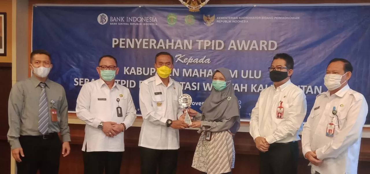 SUKSES: Pjs Bupati Mahulu Gede Yusa (ketiga kiri) menerima penghargaan TPID berprestasi tingkat kabupaten/kota wilayah Kalimantan untuk Pemkab Mahulu. Penghargaan itu diserahkan oleh Kepala Sub Bidang Stabilitas Harga, Kemenko Bidang Perekonomian Sri Purwanti. HUMAS MAHULU