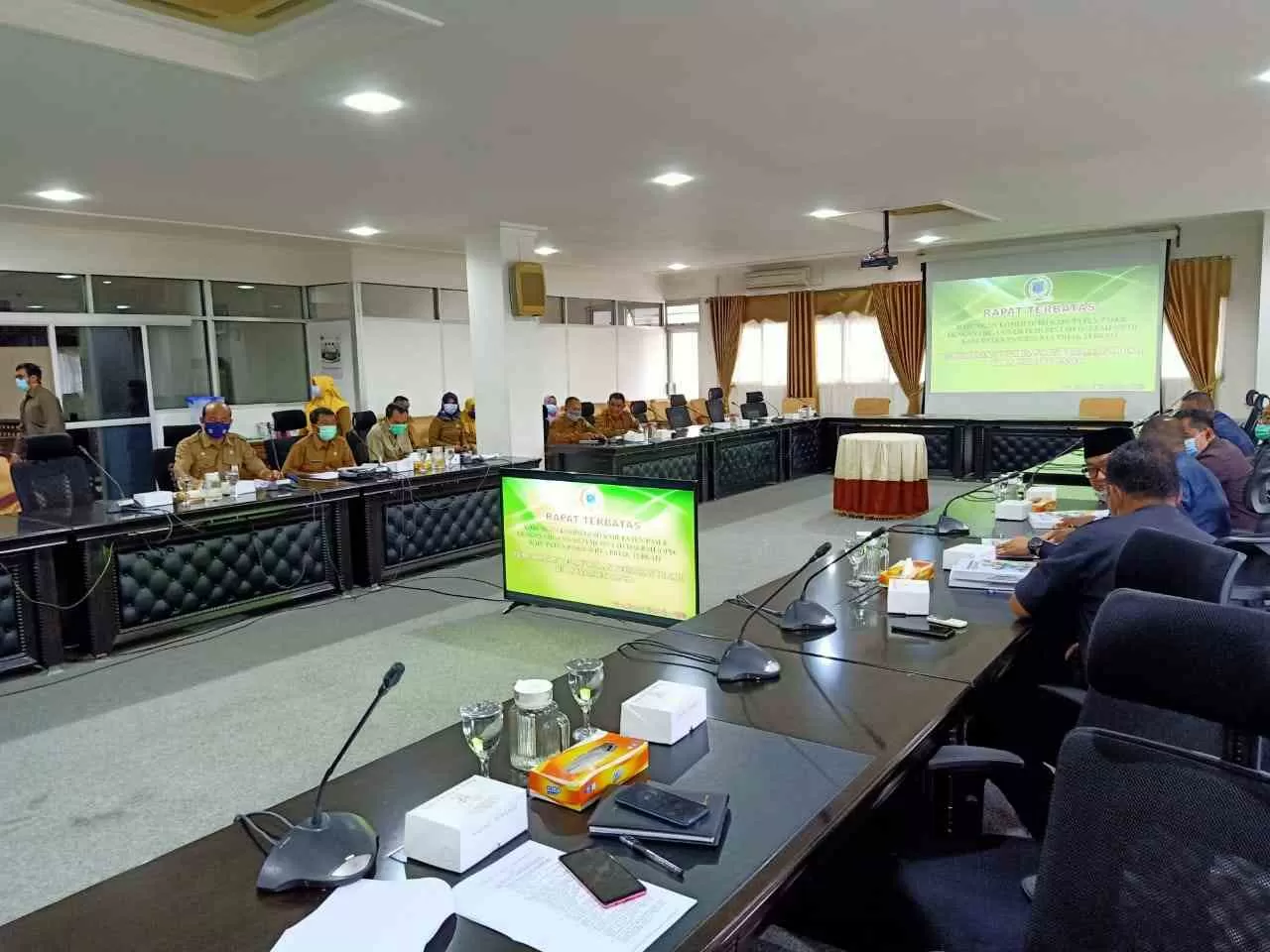 KUPAS ATURAN: DPRD dan Pemkab Paser, membahas regulasi hibah khususnya ke sekolah swasta, Selasa (3/11).