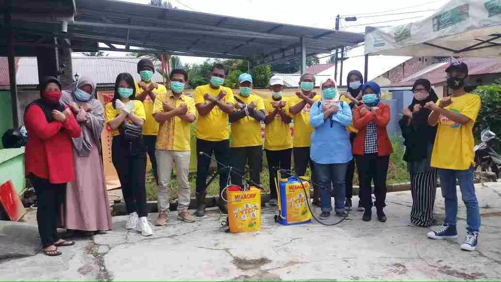 Tim Mixagrip bersama warga Rt 08 Muara Rapak melakukan penyemprotan rumah - rumah warga hingga di tempat - tempat fasilitas yang rentan menjadi wadah berkumpulnya orang banyak, kemarin.