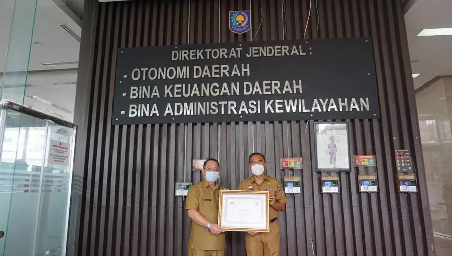 HARUMKAN KALTIM: Pjs Bupati Mahulu Gede Yusa (kanan) didampingi Sekda Mahulu Stephanus Madang, selepas menerima penghargaan dari Kemendagri di Kantor Kemendagri, Jakarta, Senin (16/11).