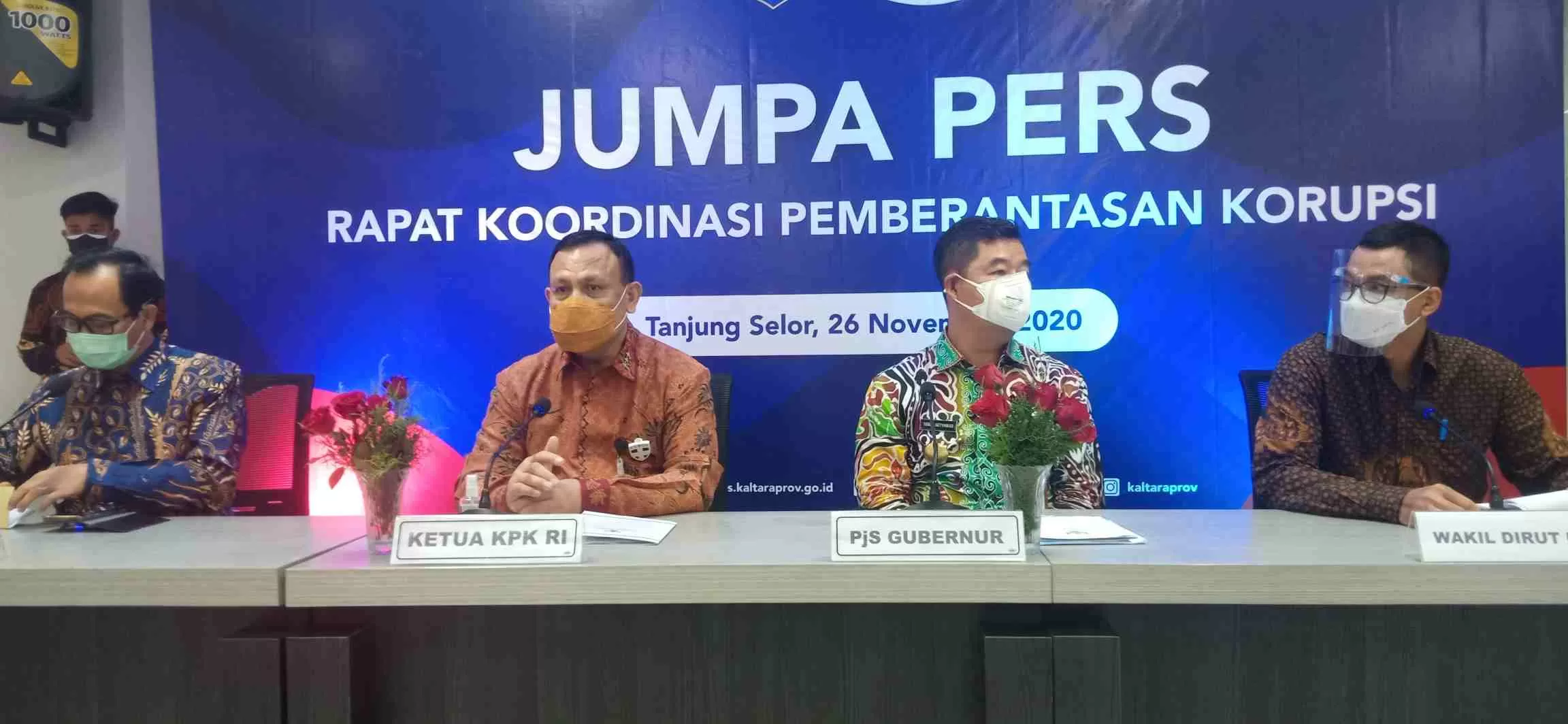 JUMPA PERS: Ketua KPK Firli Bahuri (dua dari kiri) bersama Pjs Gubernur Kaltara Teguh Setyabudi dan Wakil Direktur Utama PLN Darmawan Prasodjo (paling kanan).
