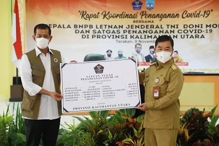 APRESIASI : Pjs Gubernur Kaltara, Teguh Setyabudi saat menerima secara simbolis bantuan peralatan kesehatan dari Kepala BNPB Letjen TNI Doni Monardo, Senin (9/11) sore.
