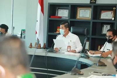 FASILITASI : Pjs Gubernur Kaltara, Teguh Setyabudi saat memimpin Rapat Koordinasi Pembahasan Rencana Pelaksanaan Kegiatan Pilkades di Kabupaten Bulungan Tahun 2020, Rabu (11/11).