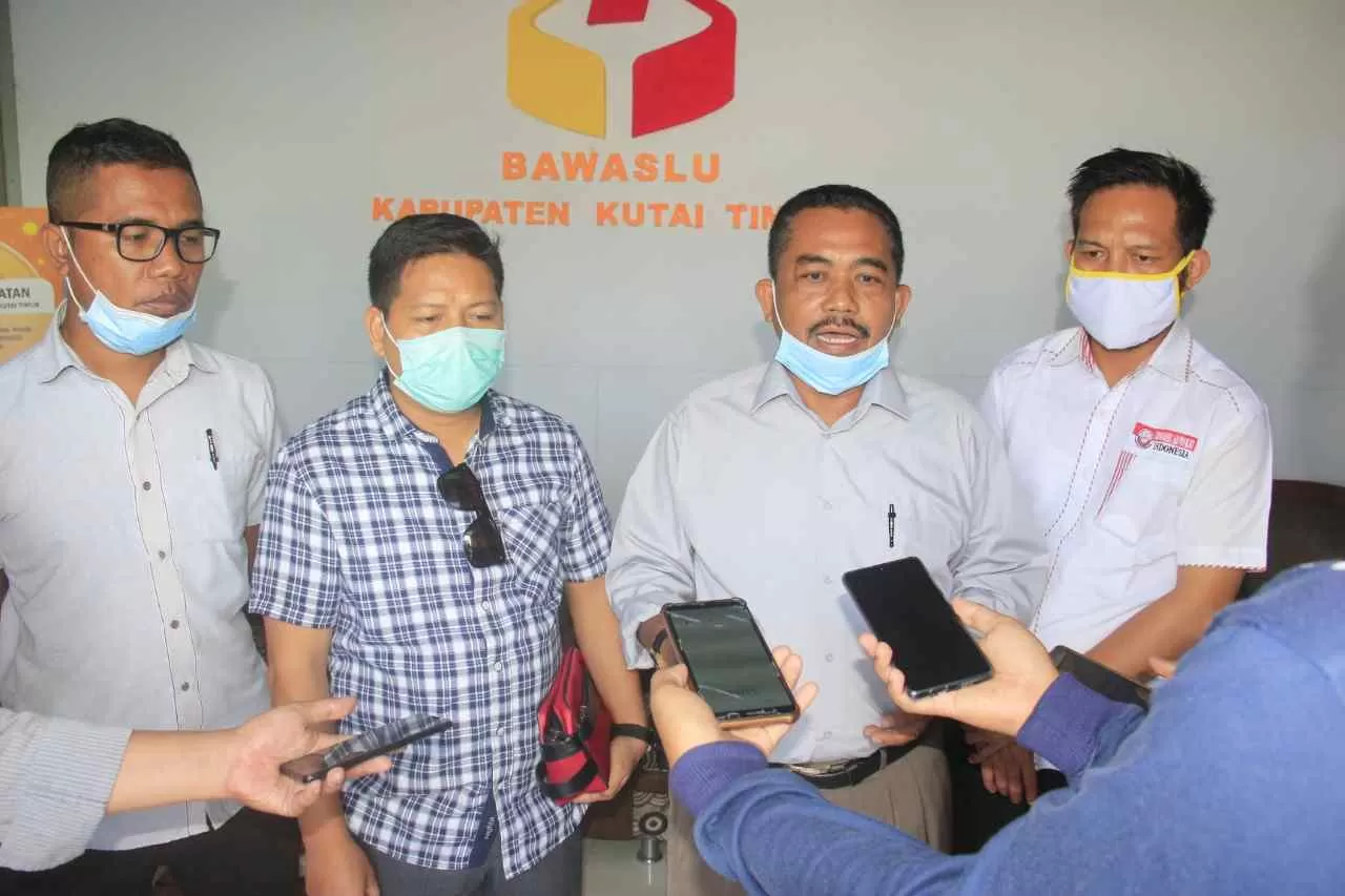 Tim Advokasi Paslon 01 Mahyunadi-Kinsu ditemui awak media usai menyambangi kantor Bawaslu Kutim, Selasa (8/12/2020). (Media Center MaKin).
