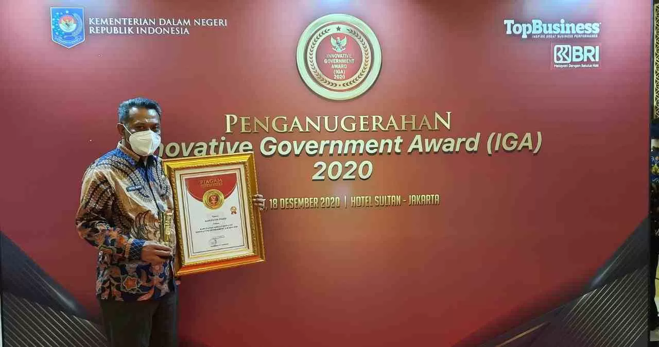 PENGHARGAAN: Paser meraih penghargaan kabupaten yang sangat inovatif oleh Kemendagri, Sekkab Paser mewakili bupati saat meraih penghargaan ini di Jakarta, Jum'at (18/12).