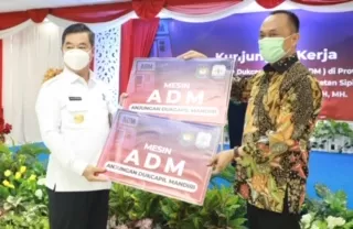 SIMBOLIS : Pjs Gubernur Kaltara, Teguh Setyabudi saat menerima secara simbolis bantuan mesin ADM dari Dirjen Dukcapil Kemendagri Prof Zudan Arif Fakhrullah, Rabu (2/12).