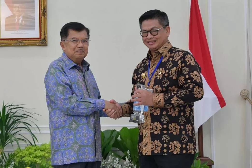 INOVASI : Gubernur Kaltara, Dr H Irianto Lambrie saat menerima trofi Top 45 KIPP 2019 untuk program Sipelandukilat dari Wapres HM Jusuf Kalla.